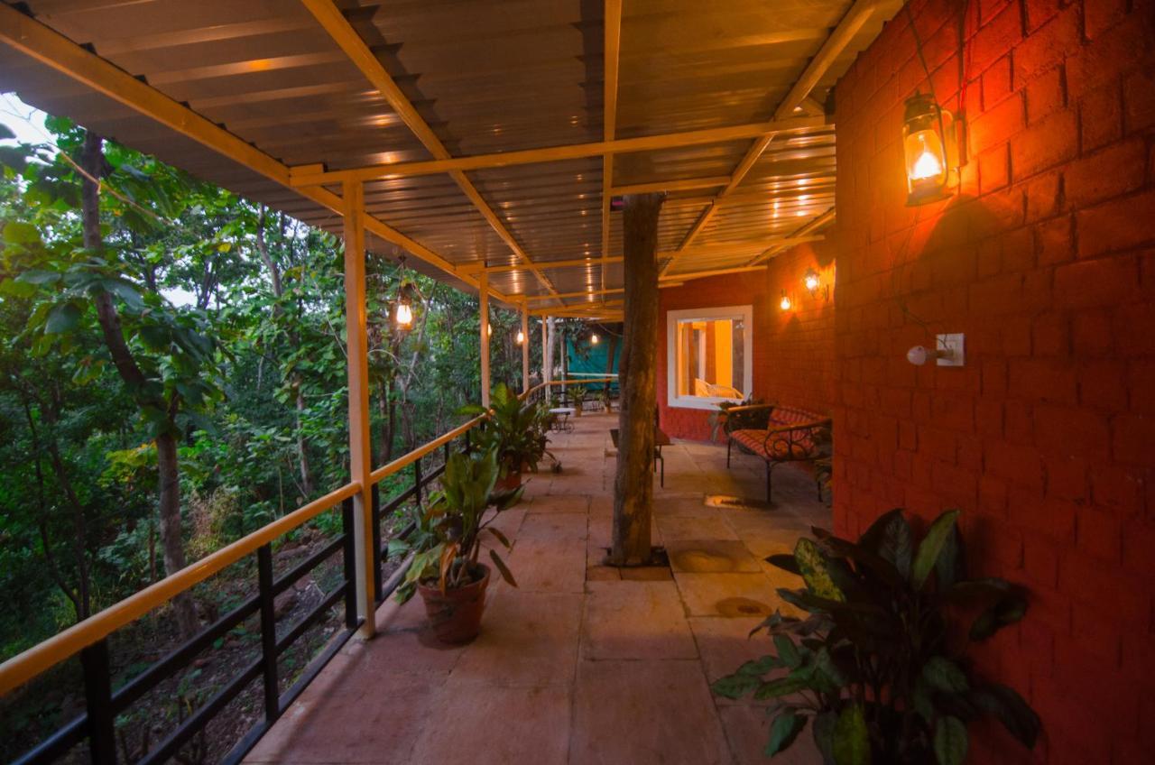 Готель Kolar Jungle Retreat Lawa Khadi Екстер'єр фото